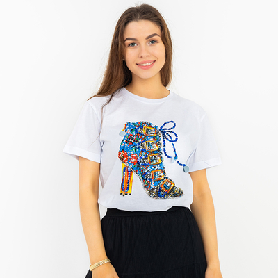 Белая футболка с красочным принтом и пайетками