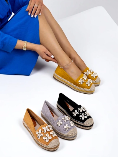 Juodos moteriškos espadrilės ant platformos su „Izira“ dekoracijomis - Avalynė