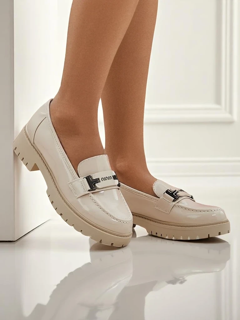 Женские лоферы Atena бежевые на плоском каблуке из экокожи