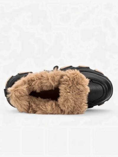 Juodi sportiniai sportbačiai moterims su Nonua kailiu. Avalynė