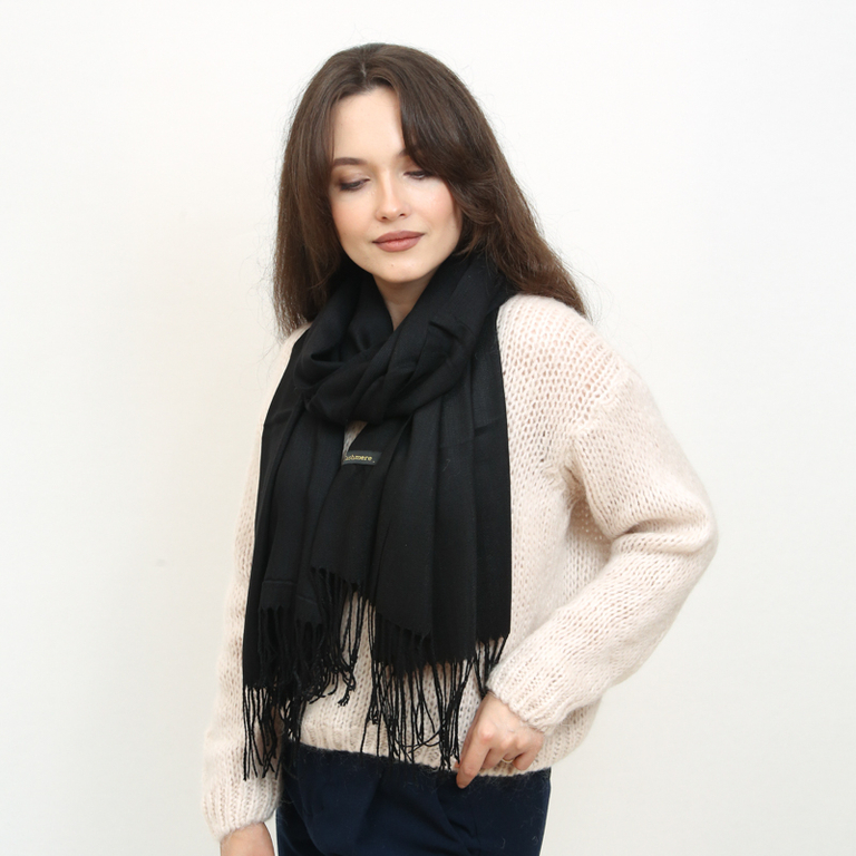 Черный женский большой шарф с кисточками - Аксессуары