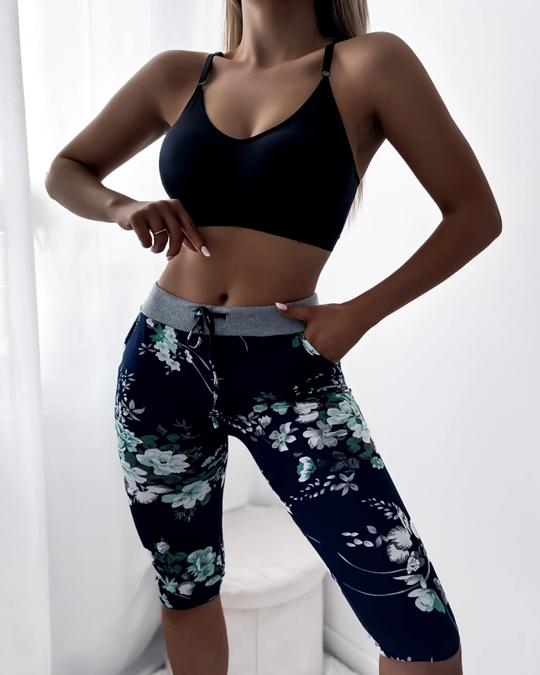 Tamsiai mėlynos ir žalios spalvos raštuoti 3/4 moteriški šortai. PLIUS DYDIS - Drabužiai