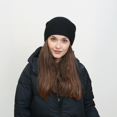 Juoda megzta moteriška kepurė - Aksesuarai