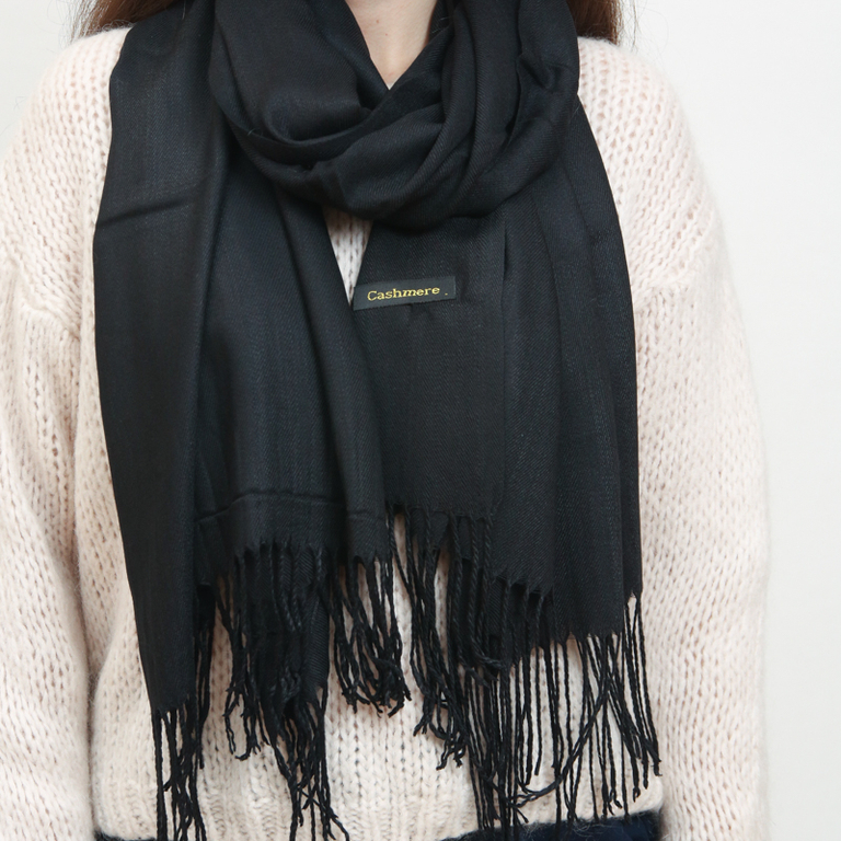 Черный женский большой шарф с кисточками - Аксессуары