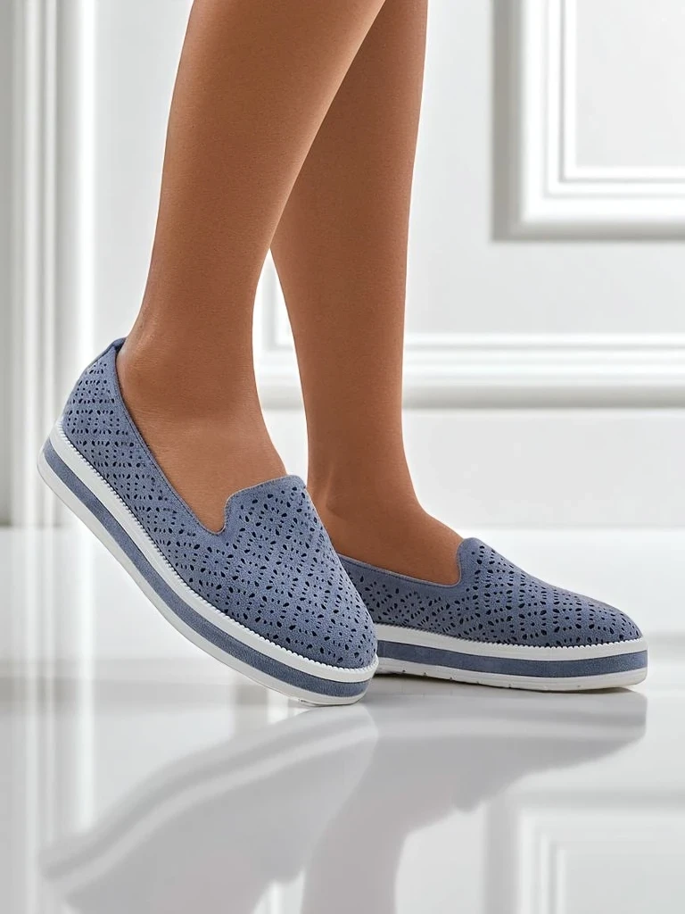 Babskie mokasyny Adonia z jasnoniebieskiego zamszu eko na płaskiej podeszwie