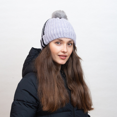 Pilka apšiltinta kepurė su baltomis juostelėmis ir pomponu - Aksesuarai