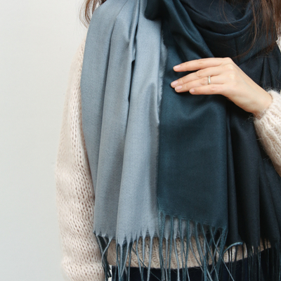 Tamsiai mėlyna dvipusė moteriška skarelė su kutais - Aksesuarai