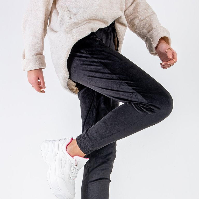 Juodos veliūrinės sportinės kelnės - Apranga