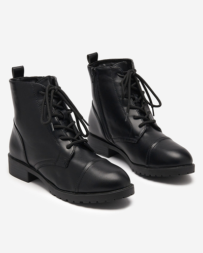 Juodi moteriški suvarstomi plokščiakulniai batai iš Verasi - Avalynė