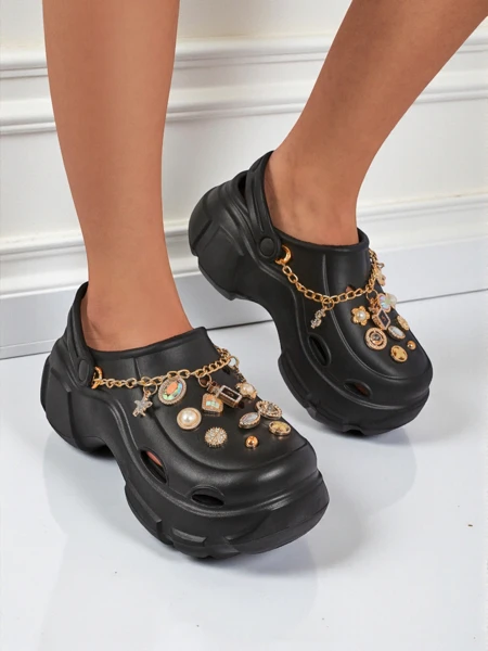 Aurelia Nero – stylowe klapki z ozdobami i łańcuszkiem, wytrzymałe