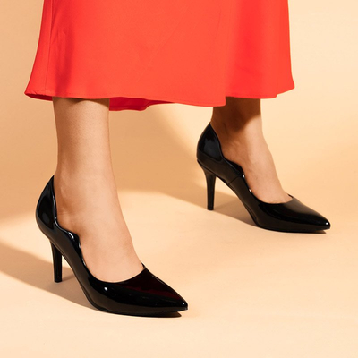 Juodai lakuoti siurbliai ant stiletto Konstancja - Batai