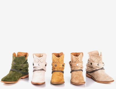 Jasnobrązowe botki a'la kowbojki na krytym koturnie Salemi - Obuwie