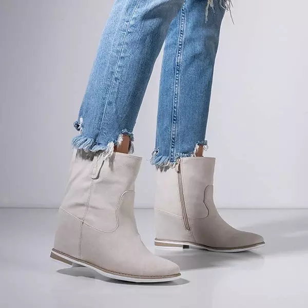 OUTLET Smėlio spalvos batai kaubojiški batai ant kambarinio pleišto Teilor – avalynė