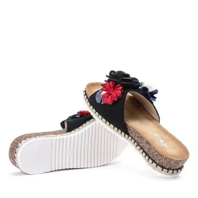 OUTLET Черные тапочки с декоративными цветами Опатия - Обувь
