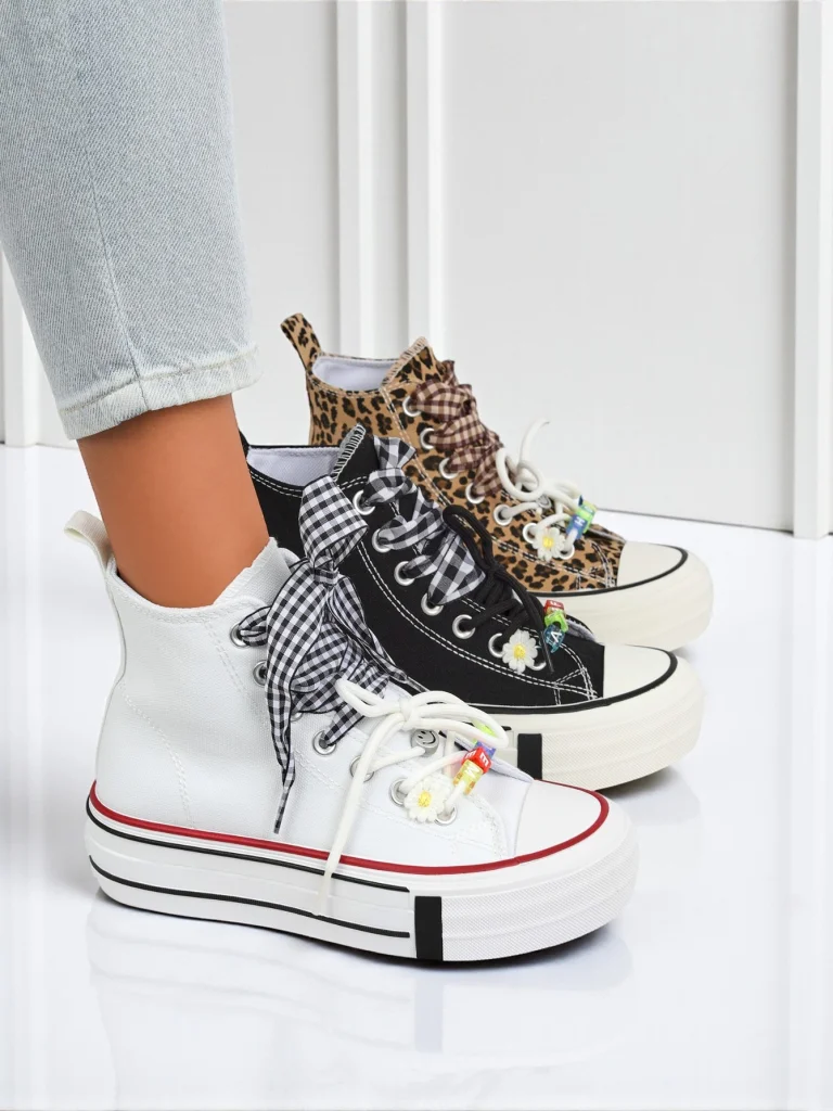 Moteriški sportbačiai „Callista Bianca“ – balti madingi sportbačiai su dekoratyviniais karoliukais