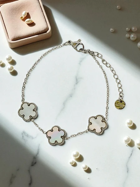 Callisto Nero apyrankė su gėlių motyvu