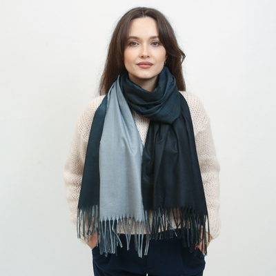 Tamsiai mėlyna dvipusė moteriška skarelė su kutais - Aksesuarai