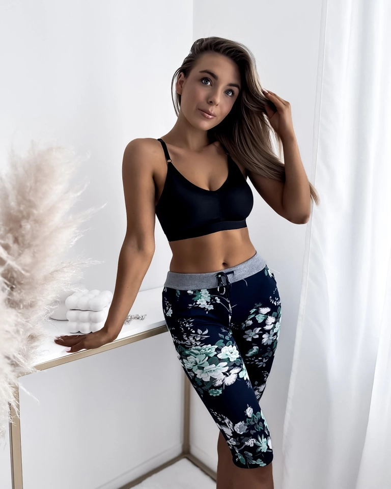 Tamsiai mėlynos ir žalios spalvos raštuoti 3/4 moteriški šortai. PLIUS DYDIS - Drabužiai