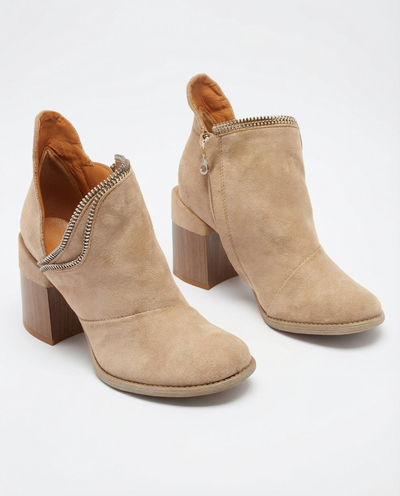 Šviesiai rudi moteriški izoliuoti aulinukai ant Mukis stulpo - Batai