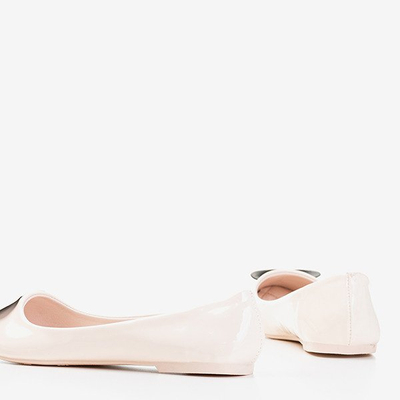 Lakierowane baleriny w kolorze ecru z serduszkiem Monzie - Obuwie