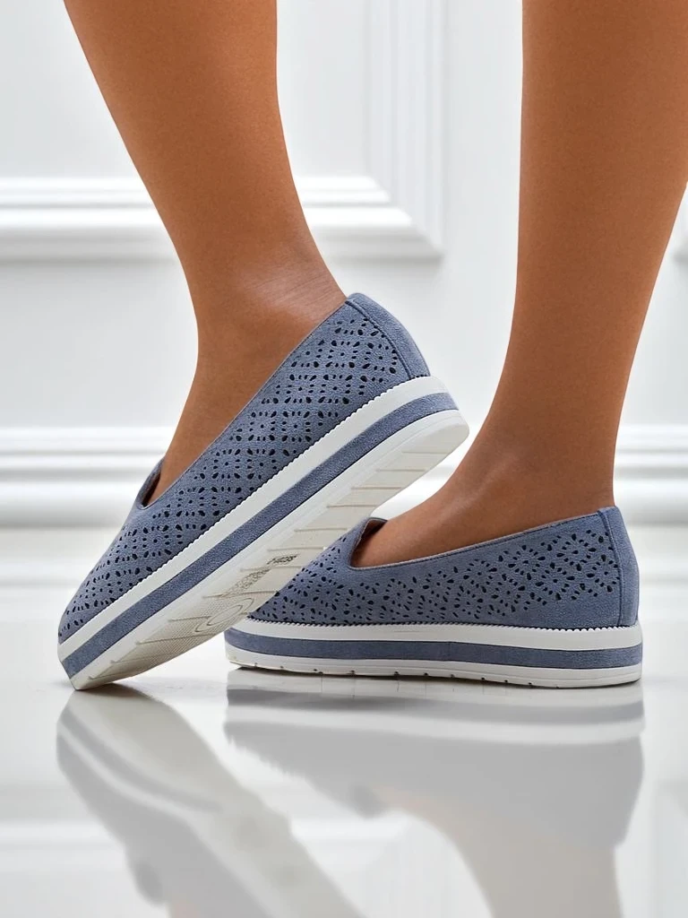 Babskie mokasyny Adonia z jasnoniebieskiego zamszu eko na płaskiej podeszwie