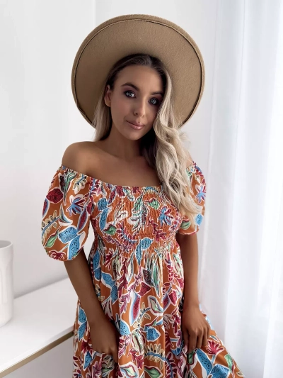 Оранжевое короткое женское платье с открытыми плечами - Одежда