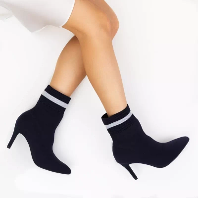 OUTLET Ботинки темно-синего цвета на высоком каблуке с декоративным верхом носком a'la Kiki - Обувь