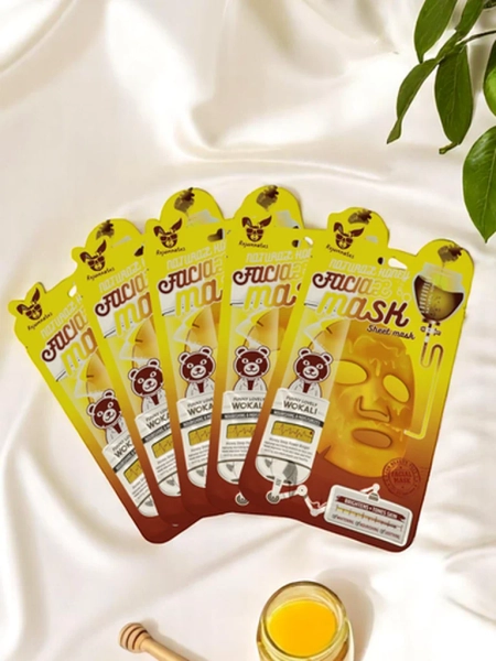 Veido kaukė su aktyvuota anglimi, kuri giliai valo, tvirtina ir susiaurina poras