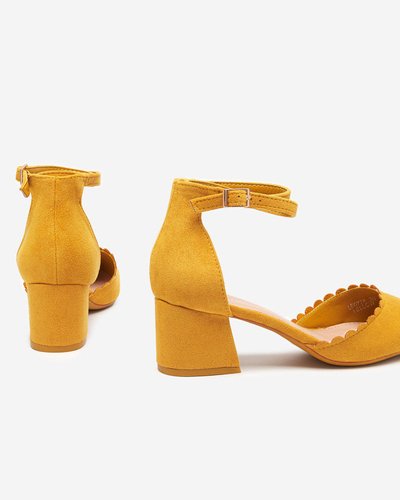 Горчичные женские босоножки на каблуке Ametis