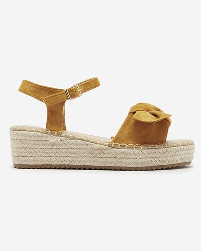 Горчичные женские сандалии на низком каблуке с бантом Mosinta - Обувь