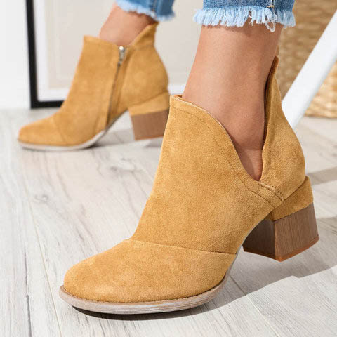 Moteriški kupranugariai izoliuoti batai ant Karela stulpo - Avalynė