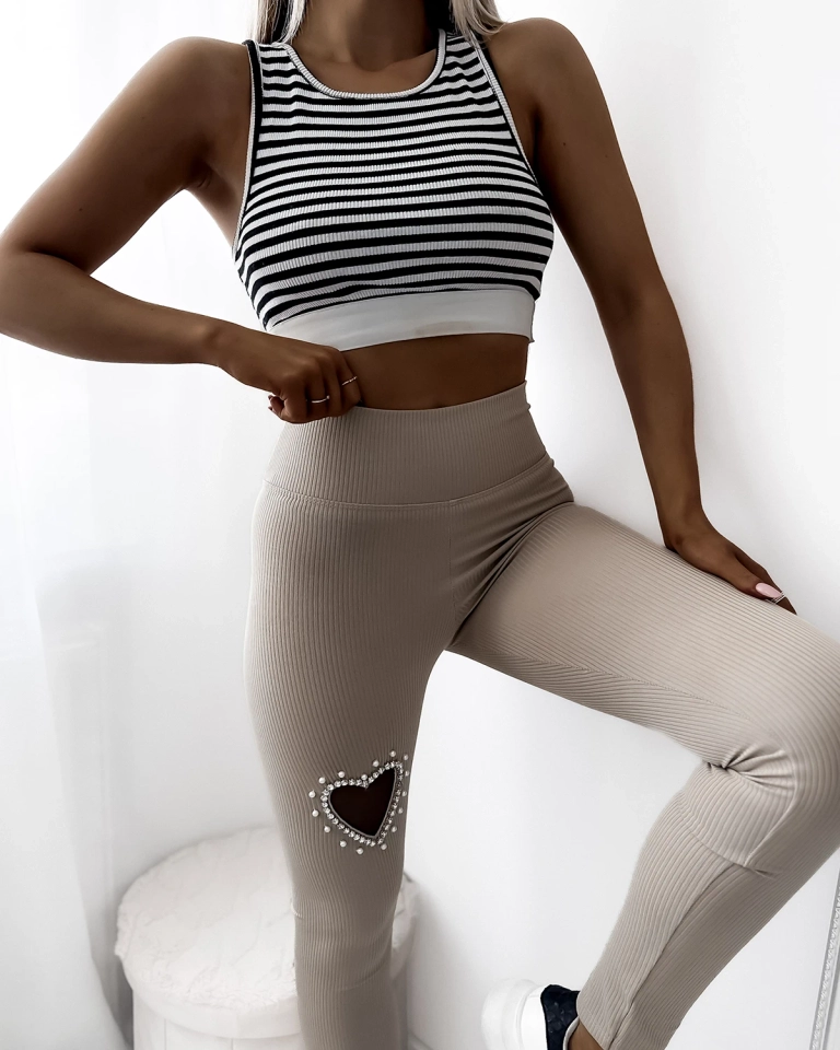 Женские леггинсы бежевого цвета с сердечком - Одежда