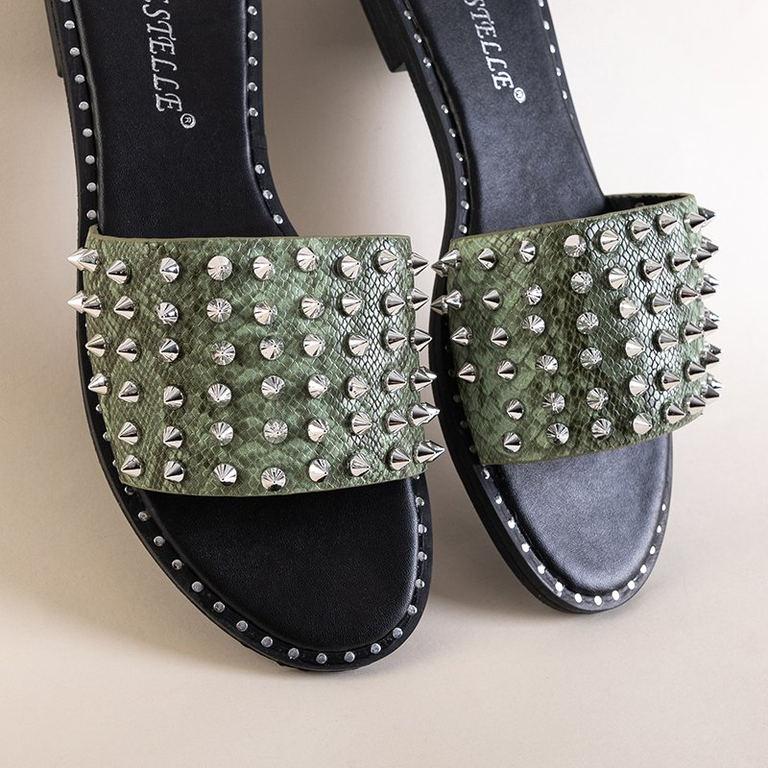 Žalios moteriškos šlepetės su „Maurella“ smeigėmis ir purkštukais - Avalynė