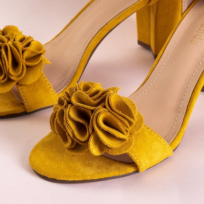 Желтые босоножки на высоких каблуках Lowera