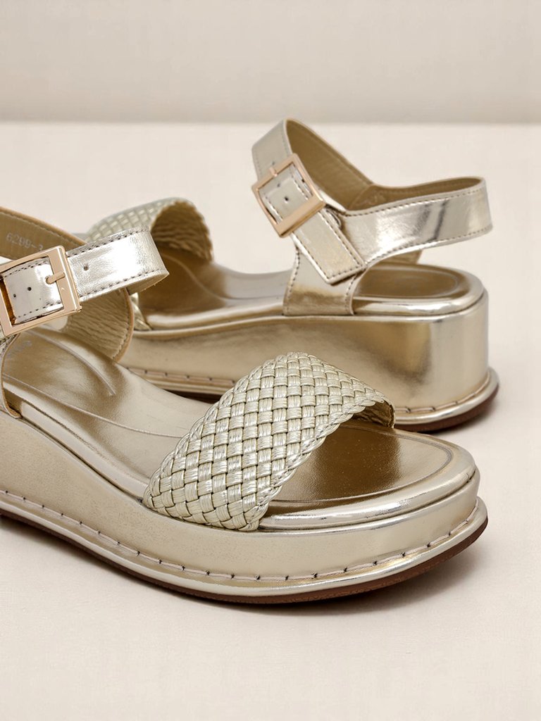 Royalfashion Женские босоножки на танкетке с плетёным ремешком Fiolle