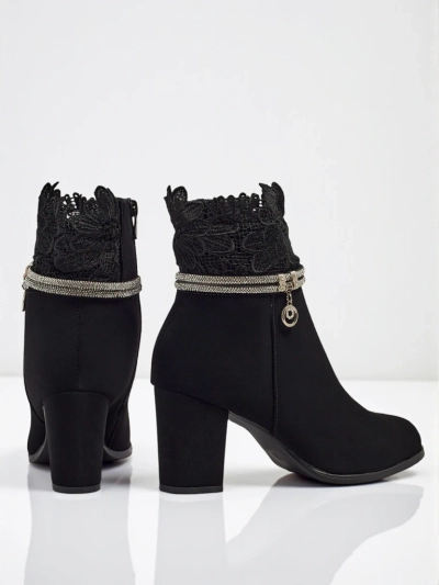 Moteriški aulinukai su eko oda, storu kulnu ir nėriniais Kastrelle