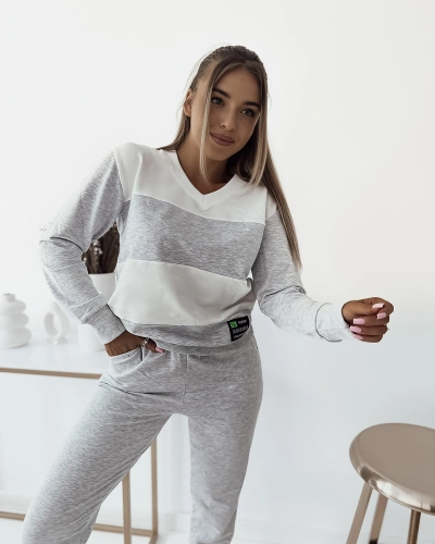 "Royalfashion" Šviesiai pilkas moteriškas džemperio komplektas su dryžuotais lopais