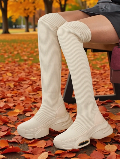 Ilgi moteriški užtraukiami ilgaauliai su storu padu Ravmora