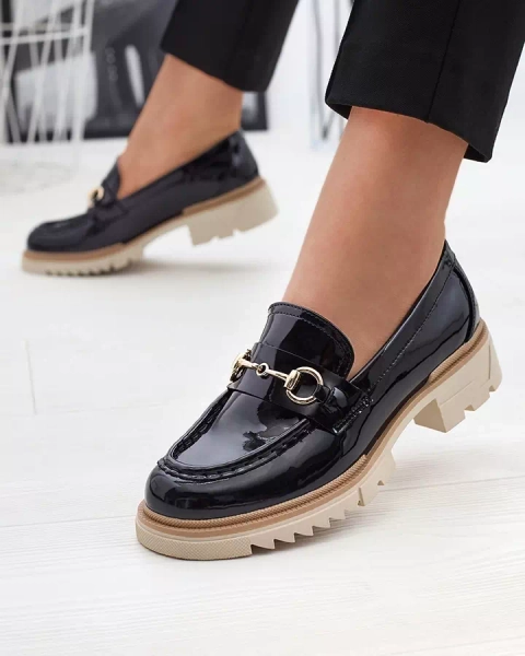 Juodi lakuoti moteriški mokasinai su grandinėle Soterra - Avalynė