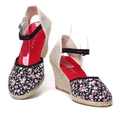 Czarne sandały w kwiatki na koturnie Aylin- Obuwie