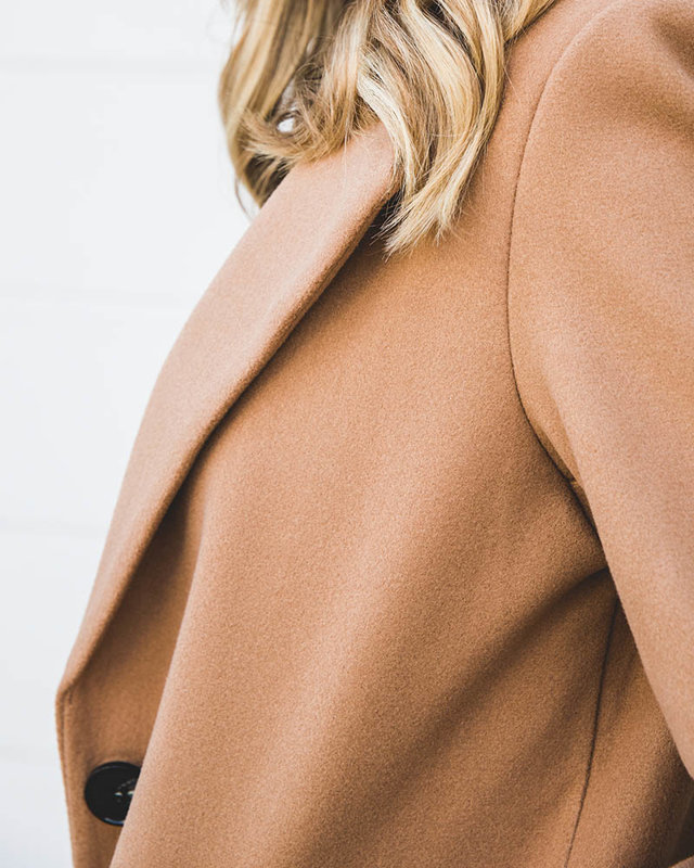 Женское пальто длиной до колен светло-коричневого цвета- Одежда