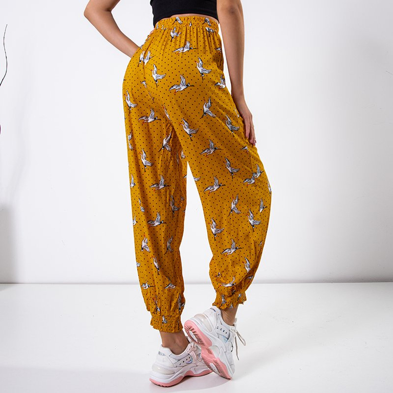 Желтые женские брюки с принтом