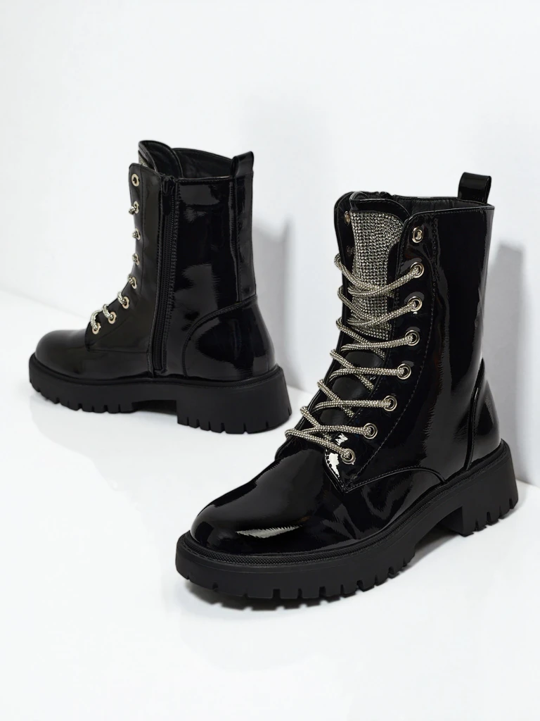 Lakiniai moteriški aulinukai suvarstomi Fjorra