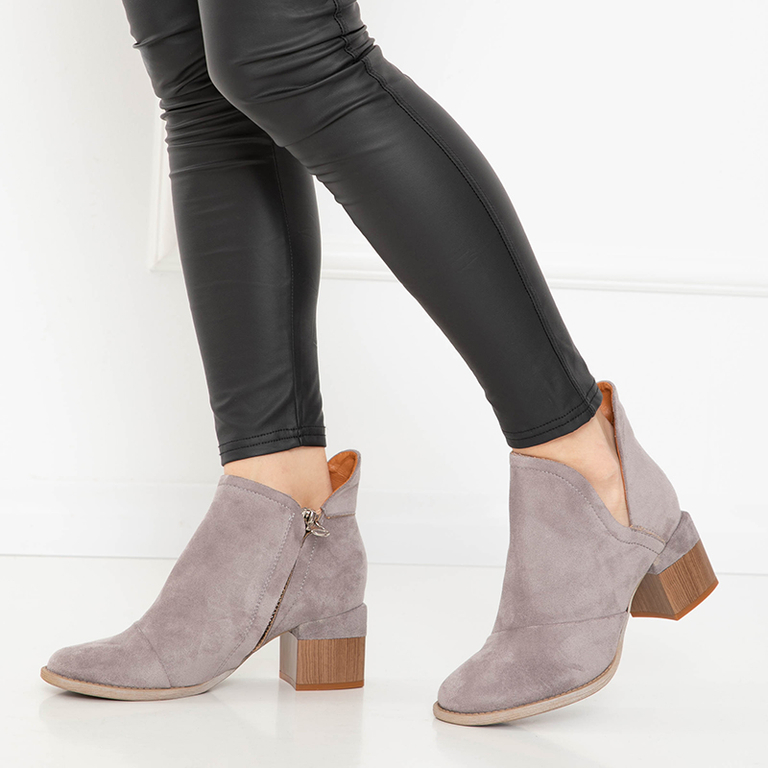 Pilki moteriški izoliuoti aulinukai ant Karela stulpo - Avalynė