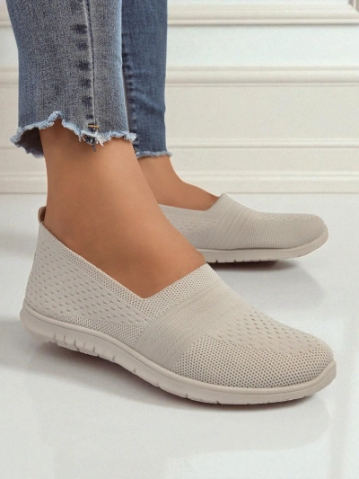 Beżowe damskie slip-ony Callista – lekkie buty tkaninowe na płaskiej podeszwie