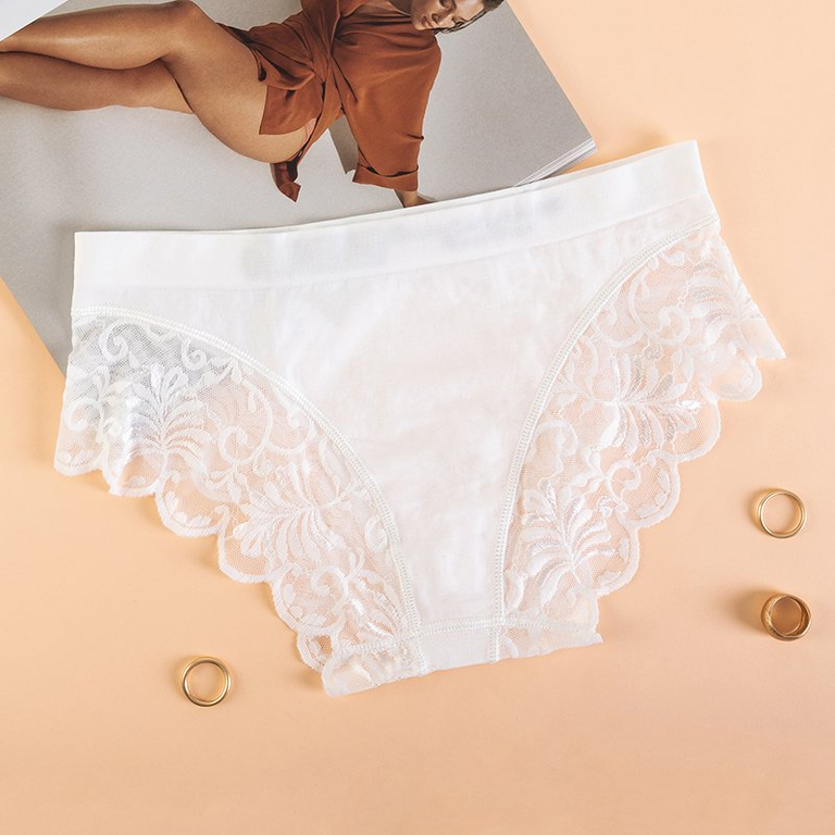 Женские трусы цвета экрю с кружевом