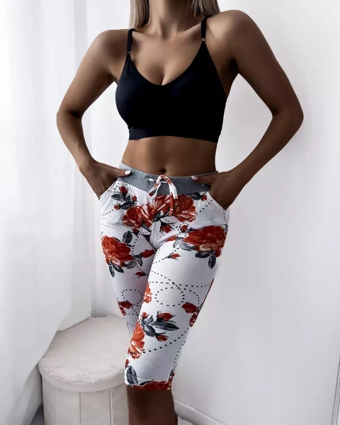 Moteriški balti 3/4 ilgio šortai su raudonomis gėlėmis PLIUS DYDIS - Drabužiai