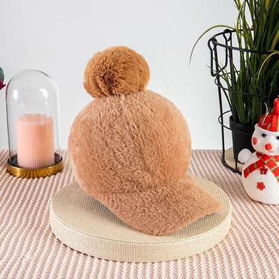 Rudos spalvos moteriška kepurė su pompomis - Kepurės