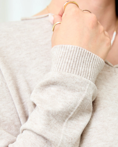 Royalfashion Smėlio ir pilkos spalvos moteriškas megztinis su širdelės formos iškirpte