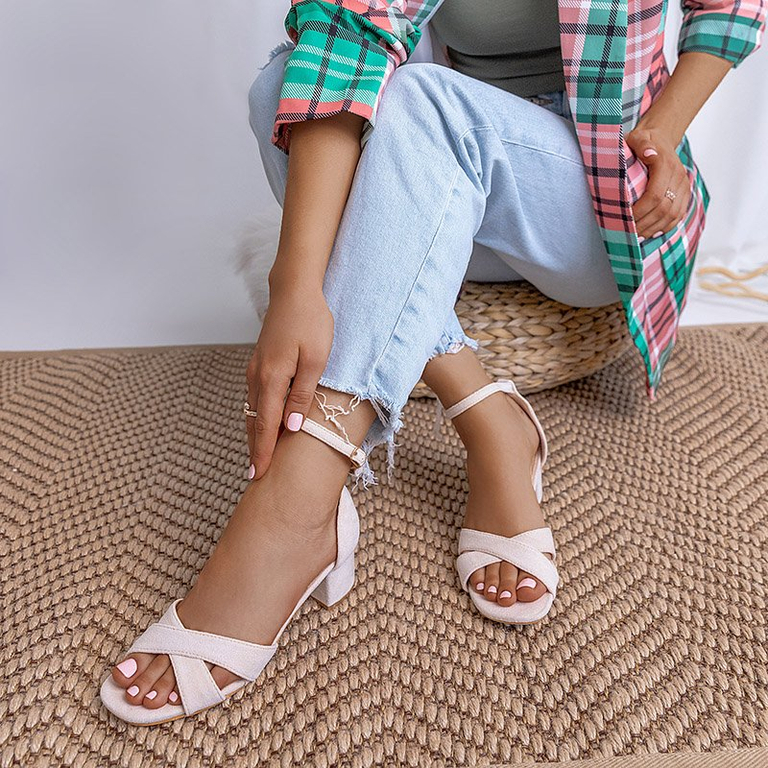 Бежевые женские босоножки на каблуке Bune